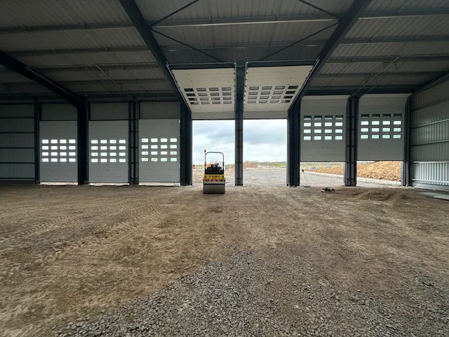 Intérieur d’un bâtiment industriel avec ses portes sectionnelles