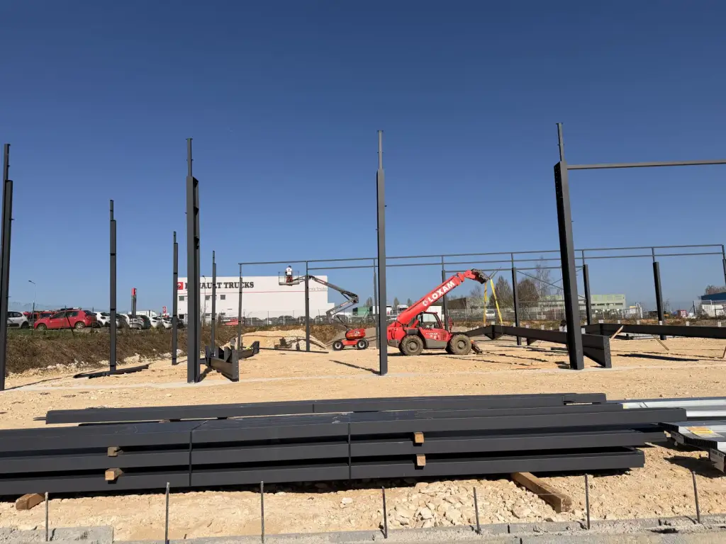 Montage de la charpente métallique d’un bâtiment LM Constructions